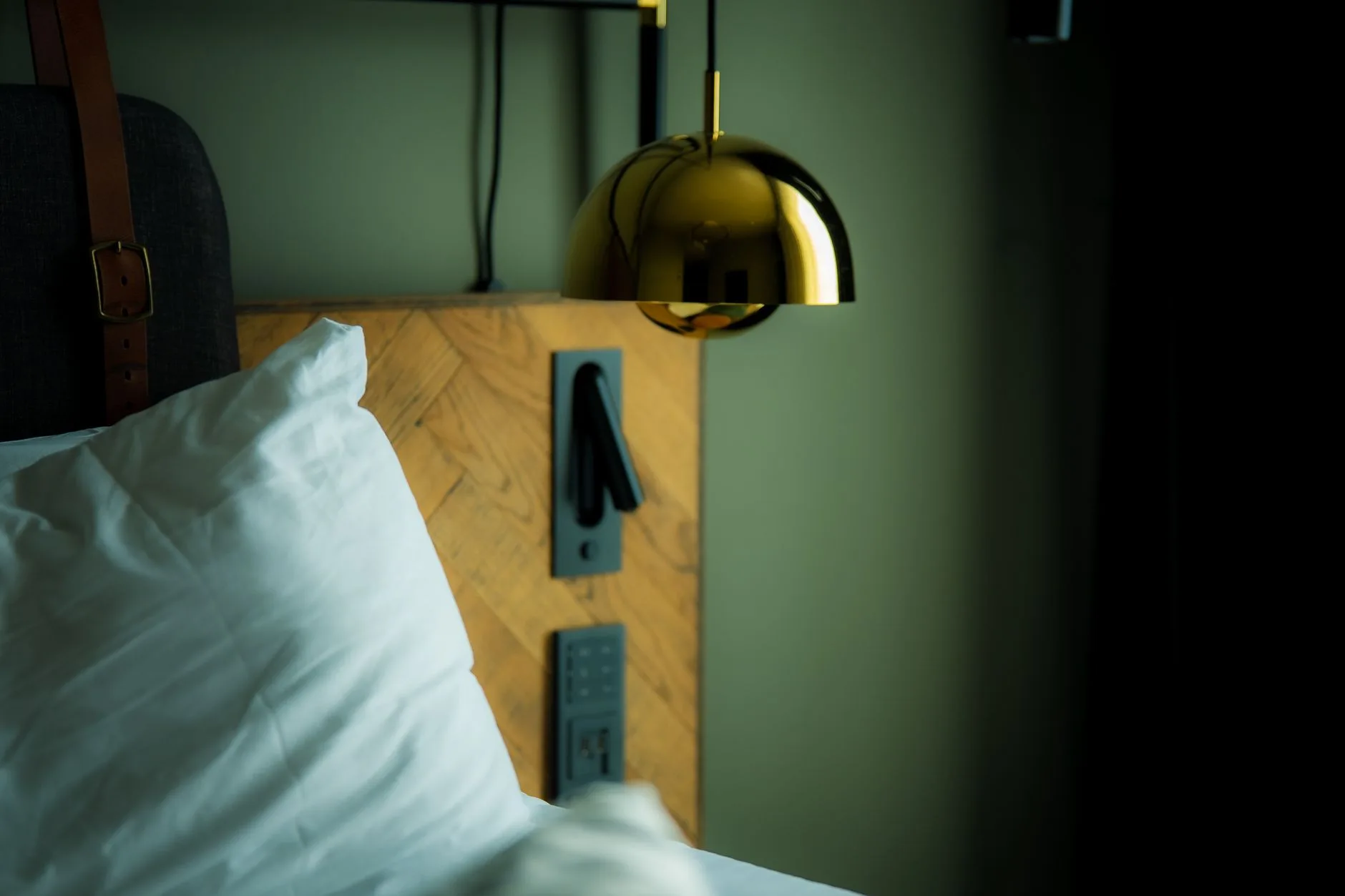 Smartphone en charge sur une table de chevet dans une chambre d'hôtel à Taïwan