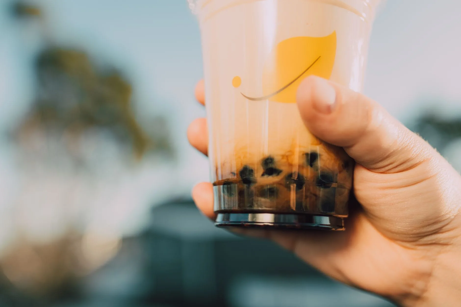 Bubble tea au lait avec perles de tapioca posé sur un comptoir à Taïwan