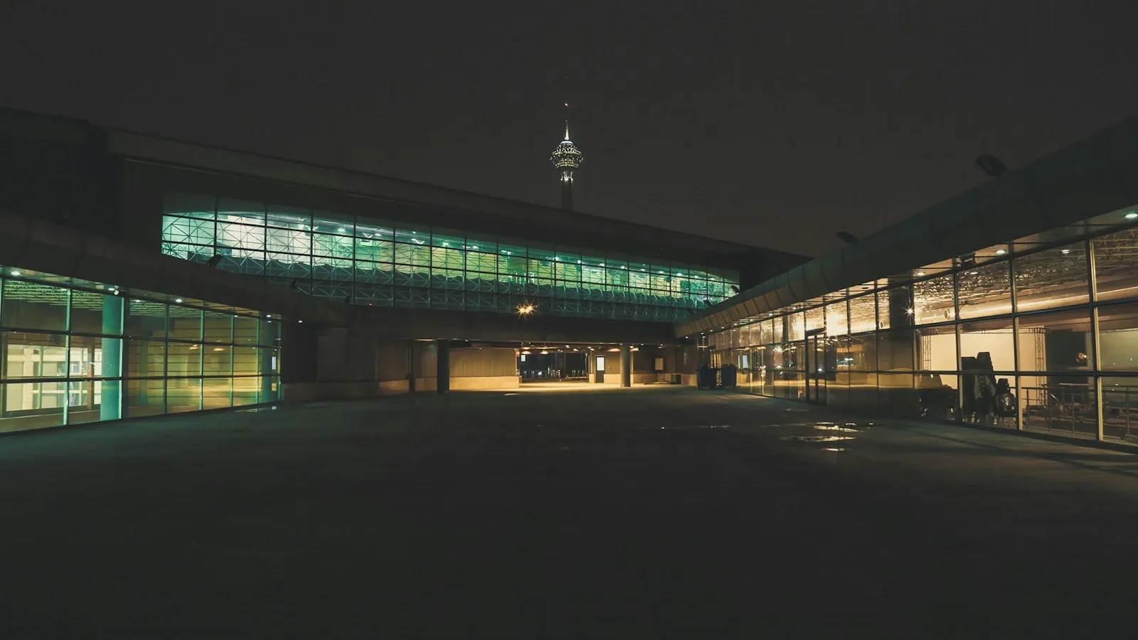 Hall des départs de l'aéroport international de Taiwan Taoyuan la nuit